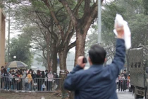 Hà Nội: Người thân tấp nập tiếp tế đồ vào khu cách ly Pháp Vân - Tứ Hiệp