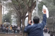 Hà Nội: Người thân tấp nập tiếp tế đồ vào khu cách ly Pháp Vân - Tứ Hiệp