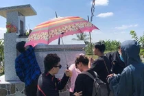 Học trò viếng mộ người thầy đã mất, tri ân ngày 20/11