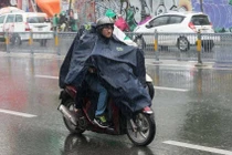 Đi xe máy trời mưa thế nào để đảm bảo an toàn?