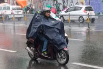 Đi xe máy trời mưa thế nào để đảm bảo an toàn?