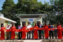 Trao tặng nhà vệ sinh bằng gạch chai nhựa đầu tiên tại Việt Nam