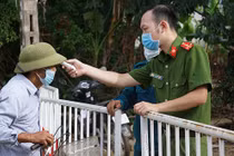 Trạm trưởng y tế xã bị đình chỉ công tác do lơ là chống dịch