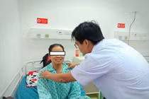 Phẫu thuật nội soi qua đường tự nhiên cắt bướu cổ