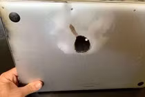 Được mang Macbook 15 inch lên máy bay nếu tắt nguồn