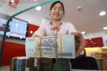 Tiền đang thừa, ngân hàng “gồng” thế nào để hỗ trợ doanh nghiệp mùa dịch?