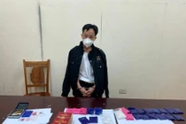 Đối tượng Trần Mạnh Tuấn cùng tang vật tại cơ quan điều tra. 