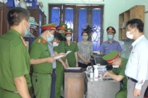 Cơ quan chức năng tống đạt quyết định khởi tố 2 bị can Tạ Xuân Ngọc và Cao Thị Thanh Thuận.