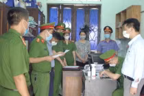 Cơ quan chức năng tống đạt quyết định khởi tố 2 bị can Tạ Xuân Ngọc và Cao Thị Thanh Thuận.