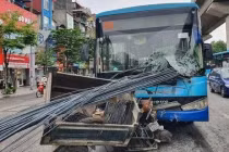 Hà Nội: Chỉ đạo “mạnh tay” sau vụ xe tự chế chở sắt xuyên thủng đầu xe buýt