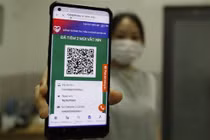 Lộ thông tin cá nhân vì khoe “thẻ xanh Covid”