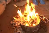 Bỏng nặng vì đốt rác bằng xăng