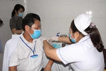 Lực lượng tuyến đầu tại Đắk Lắk được tiêm vắc xin phòng Covid-19. Ảnh minh họa.