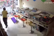 Người đàn ông ôm lồng chim vẹt tháo chạy ra ngoài (ảnh cắt từ clip).