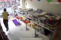 Người đàn ông ôm lồng chim vẹt tháo chạy ra ngoài (ảnh cắt từ clip).