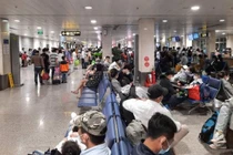 Hành khách chờ lên máy bay tại ga đi quốc nội, Cảng Hàng không Quốc tế Tân Sơn Nhất. Ảnh: Thanh Bình