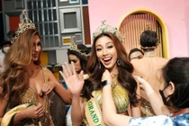 Thùy Tiên được đích thân Phó chủ tịch Miss Grand International "nhắc bài" phát biểu bằng tiếng Thái