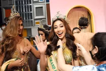 Thùy Tiên được đích thân Phó chủ tịch Miss Grand International "nhắc bài" phát biểu bằng tiếng Thái