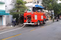 Lực lượng chữa cháy xuống hiện trường xử lý vụ việc.