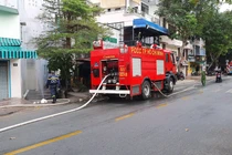Lực lượng chữa cháy xuống hiện trường xử lý vụ việc.