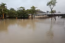 Trường THPT Hà Huy Tập (huyện Cẩm Xuyên) bị ngập sâu do mưa lũ (Ảnh: Anh Tú).