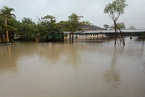 Trường THPT Hà Huy Tập (huyện Cẩm Xuyên) bị ngập sâu do mưa lũ (Ảnh: Anh Tú).