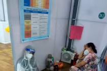 Y bác sĩ quá stress khi đối đầu với dịch bệnh khủng khiếp