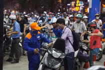 Dân ùn ùn đổ xăng trước giờ tăng giá, nhiều nơi xếp hàng đông nghẹt