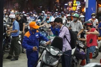 Dân ùn ùn đổ xăng trước giờ tăng giá, nhiều nơi xếp hàng đông nghẹt