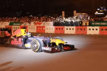 Xe đua F1 lao qua "như cơn gió" trước khu vực sân vận động Mỹ Đình, ngàn người hò reo