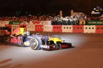 Xe đua F1 lao qua "như cơn gió" trước khu vực sân vận động Mỹ Đình, ngàn người hò reo