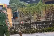 Thắp hương, gõ mõ “đòi nợ” hot nhất tại Thanh Hóa (Ảnh cắt từ clip).