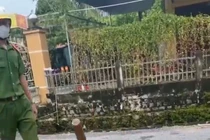 Thắp hương, gõ mõ “đòi nợ” hot nhất tại Thanh Hóa (Ảnh cắt từ clip).