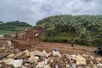 Một phần quả đồi tiếp giáp giữa xã Nghĩa Đức, huyện Nghĩa Đàn với xã Tây Hiếu, thị xã Thái Hòa bị các đối tượng khai thác trái phép. Ảnh. Công an tỉnh Nghệ An.