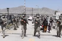 Tình hình Afghanistan: Đọ súng ở sân bay Kabul, Washington tuyên bố chỉ di tản công dân Mỹ và đồng minh