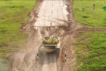 Cuộc đua Tank Biathlon, kíp tăng hai Việt Nam vượt lên dẫn đầu