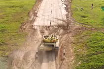 Cuộc đua Tank Biathlon, kíp tăng hai Việt Nam vượt lên dẫn đầu