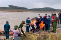 Giải cứu thành công 7 người mắc kẹt giữa sông Thạch Hãn