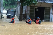 Mưa lớn nước ngập ngang người, TP Hà Giang "thất thủ"