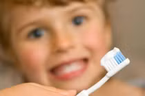 Không cho trẻ nuốt kem đánh răng