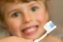 Không cho trẻ nuốt kem đánh răng
