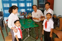 Hai học sinh lớp 3 nộp lại túi nhiều nhẫn vàng nhặt được