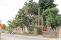 Bên ngoài nhà bà Y Mới - nơi xảy ra vụ sát hại.