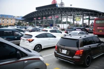 Cửa ngõ Hà Nội ùn tắc, Tân Sơn Nhất chật kín khi người dân quay lại làm việc