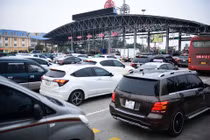 Cửa ngõ Hà Nội ùn tắc, Tân Sơn Nhất chật kín khi người dân quay lại làm việc