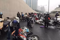 Hàng loạt xe máy ngã liên hoàn tại hầm chui Kim Liên