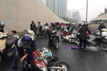 Hàng loạt xe máy ngã liên hoàn tại hầm chui Kim Liên