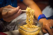 Ăn nhiều mì ăn liền ảnh hưởng thế nào tới sức khỏe?