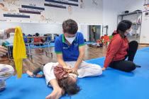 Anh Đạt luyện tập kéo giãn nhằm gia tăng tầm vận động khớp cho con gái tôi.