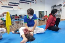 Anh Đạt luyện tập kéo giãn nhằm gia tăng tầm vận động khớp cho con gái tôi.